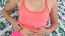 seks z mega krągłą babeczką na kanapie