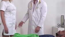 dwóch pakerów bzyka młodą brunetkę