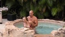 bardzo seksowna latynoska dziewczyna zaprzyjaźniła się z jego kutasem