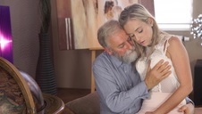 jebie blond latynoskę na pieska w lesie