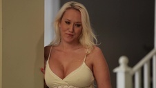 lubi bawić się jej pizdeczką