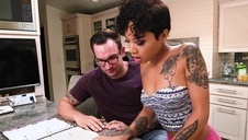 mamuśka wychodzi spod prysznica zupełnie nago