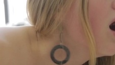 chuda laska z małym biustem nieźle się palcuje