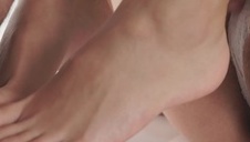 facet liże jej czarne stópki