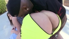 ruda laska całuje ją po szyi