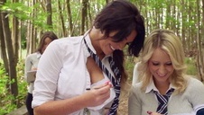 liże sztywną pałkę łysego pana