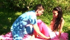 czarnowłosa usiadła murzynowi na trzeciej nodze