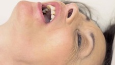 młoda siksa pakuje paluchy do swojej cipuchy