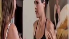 brunetka w seksownej bieliźnie rozbiera się przed kamerką