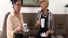 młoda niunia na kanapie