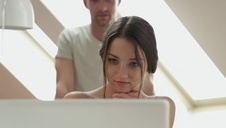 dziewczyna z fajną dupcią bosko porusza się na jego kutasie