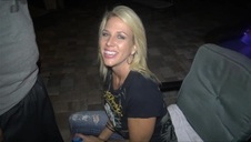 szczupła laska masturbuje się w lesie