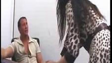 brunetka używa fioletowego dildo