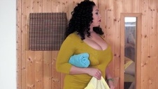 dogadza sobie przed kamerką