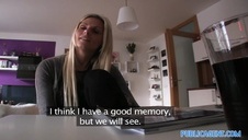 suczka wkłada sobie ogromne rzeczy w piczkę