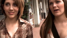 wkłada banana w jej sodką szparkę