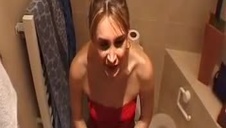 ruchanie studentki w sali lekcyjnej