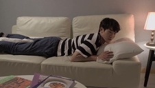 zgrabna brunetka w białym gorsecie