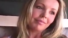 chuda babka rozkłada nogi przed chętnym na cipkę facetem