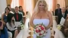 cycata blondyna pozuje w basenie