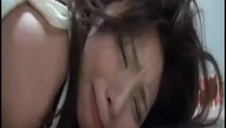 kowboj ujeżdża swoją klacz w plenerze