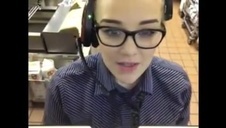 niebieskooka laska ładnie ssie kutasa