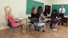 wypina swą niewielką dupkę przed lustrem