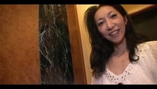 opalona mamusia w czarnej bieliźnie