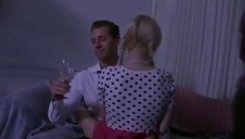 laska wypina śliską dupę i bierze penisa do ust