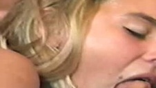 bardzo chuda kobieta pada na ziemie i daje sobie z palca