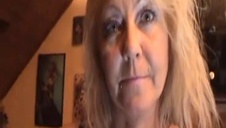 napalona blondyna klęka do fontanny