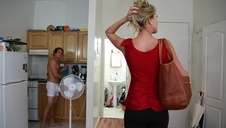 blond suczka ujeżdża go wyśmienicie