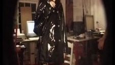 opalona suczka obciąga fiuta w klubie