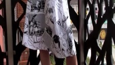 brunetka z cycami na wierzchu ciągnie fiuty