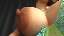 seksowna nicole aniston na czekoladowych fiutach