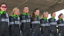 kuszące i młode dziewczyny słodko zabawiają się na łóżku