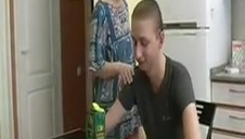 piękna babcia jest zadowolona z usług młodego chłopca