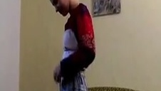 staruszka zabawia się na plaży