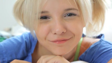 śliskie przyjaciółki fajnie się pieszczą na macie