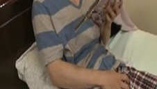 rozciąga palcem jej dupala a później wkłada dydola