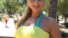 laska lubi wyjmować cycki