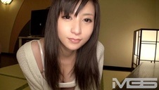 siedzi na łóżku i fajnie ciągnie pałkę