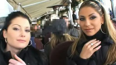 blondi wypina tyłek