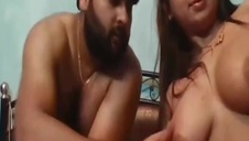 bawi się jej boskimi piersiami podczas boskiego seksu