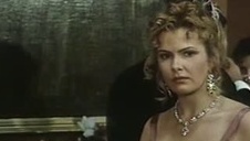 brunetka klęczy przed kutasami