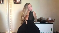 blondyna z wielką zabawką w cipce