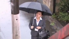 nastolatka masuje paluszkiem swoją różową szparkę