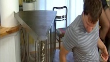 z palca wjeżdża w swój tyłek przed seksem analnym