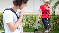 ciągnie ją za warkocz i rucha jej gardło