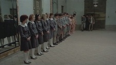 dziewczyna leży na boczku i jest dobrze rżnięta